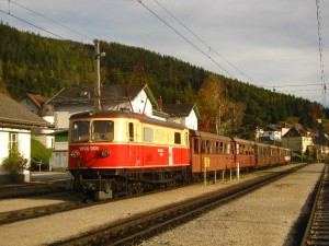 Vlak ve stanici Mariazell